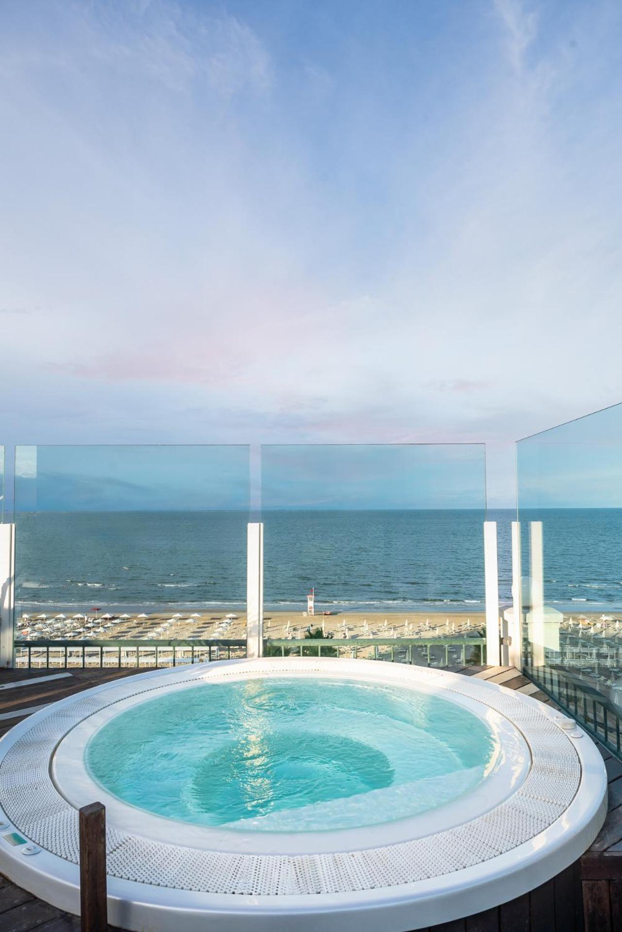 Hotel Ca' Bianca Риччоне Экстерьер фото