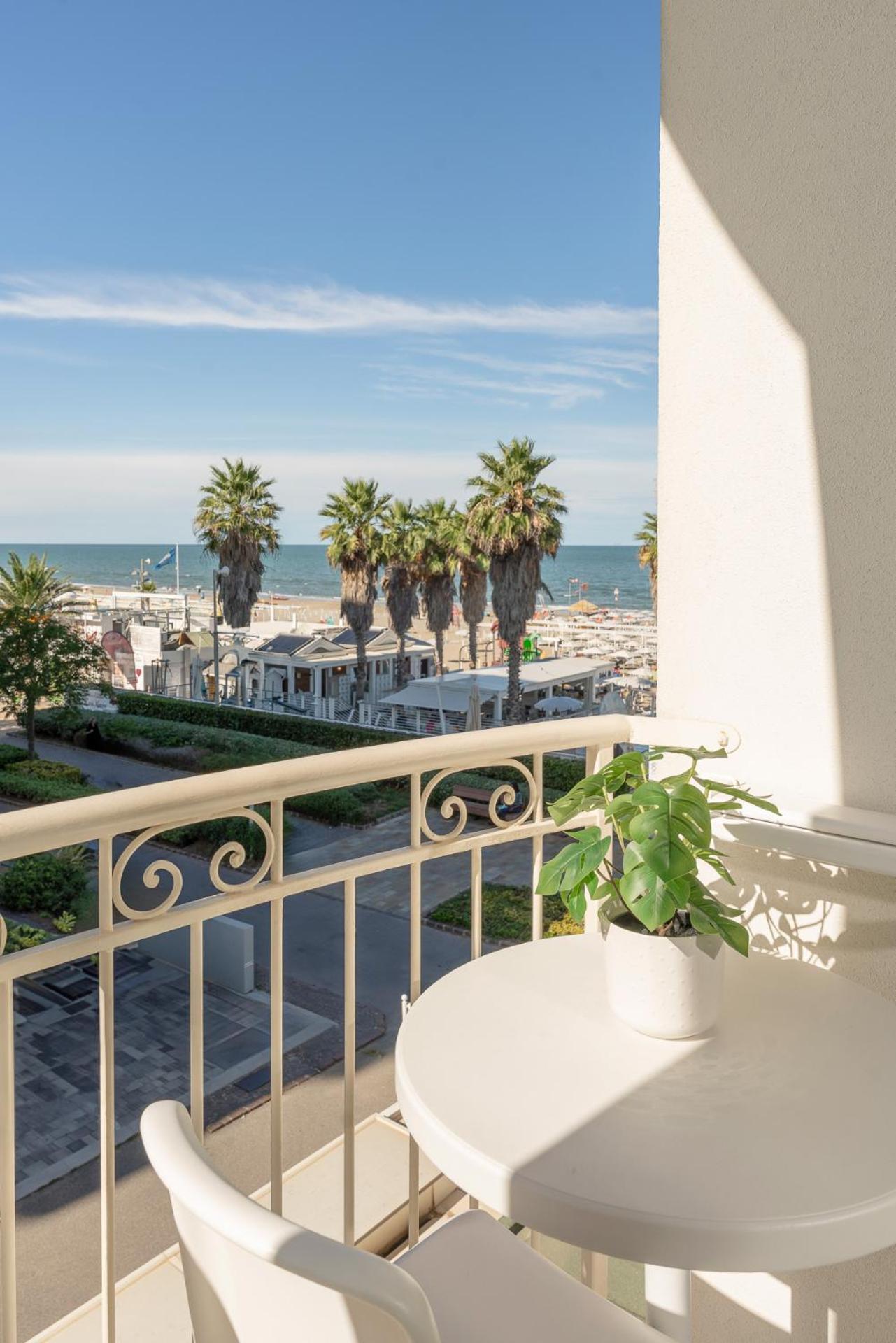 Hotel Ca' Bianca Риччоне Экстерьер фото