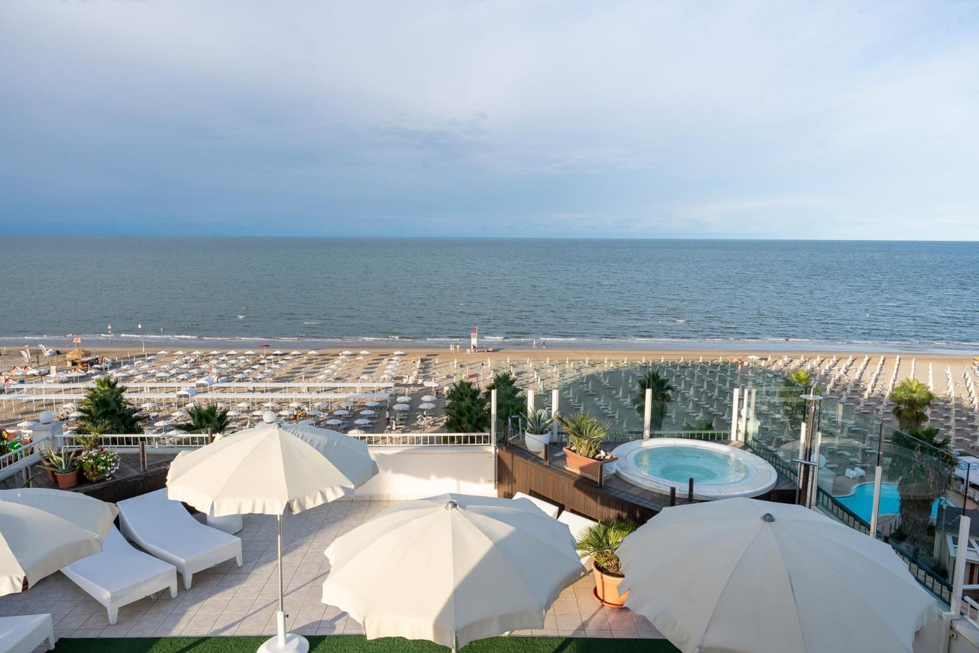 Hotel Ca' Bianca Риччоне Экстерьер фото