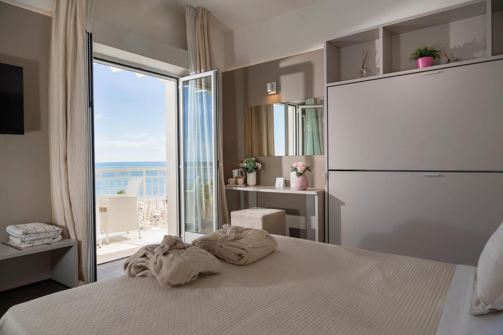 Hotel Ca' Bianca Риччоне Экстерьер фото